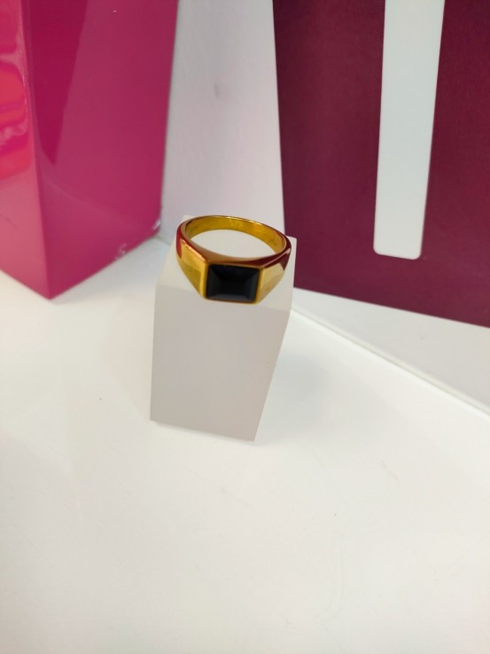 6-9-75526-1-Anillo acero dorado con piedra negra cuadrada T29
