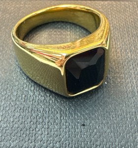 6-9-75511-1-Anillo acero dorado con piedra negra cuadrada T17