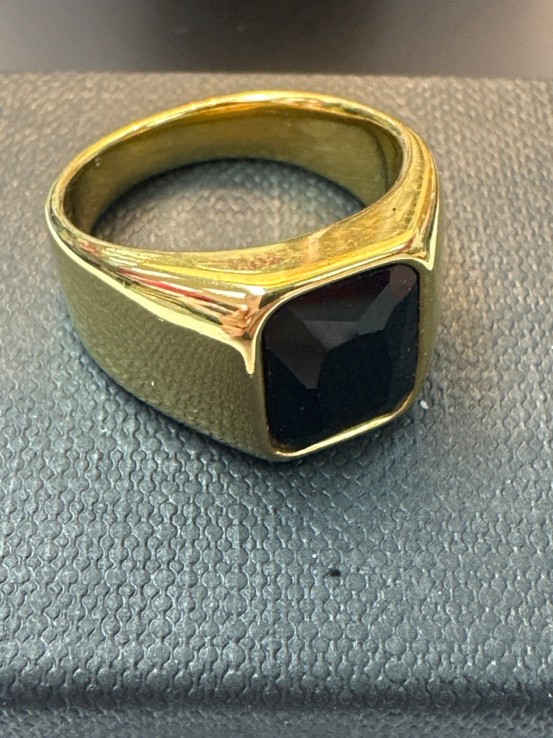 6-9-75511-1-Anillo acero dorado con piedra negra cuadrada T17