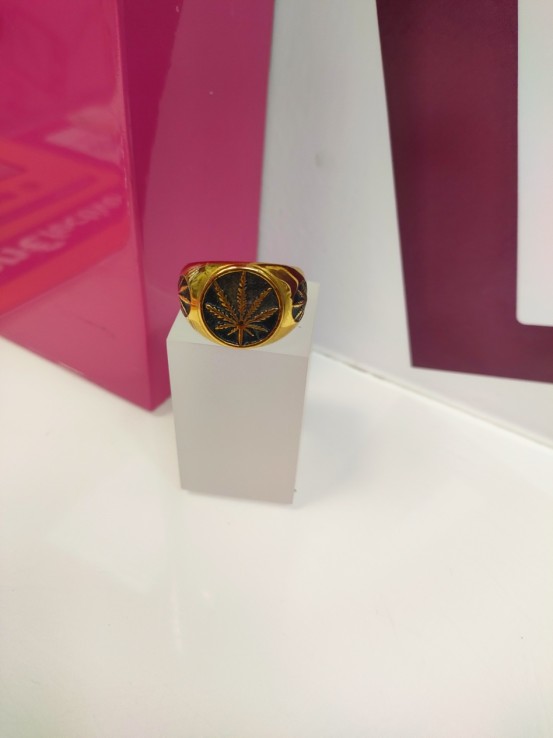 1-9-75508-1-Anillo acero dorado con hoja en negro T28