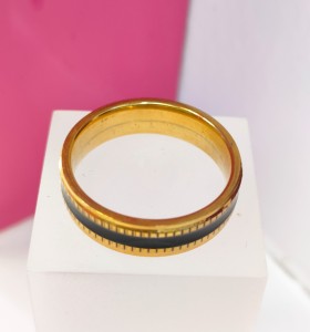 7-9-75767-1-Anillo acero dorado con linea negra fina y cuadros T24