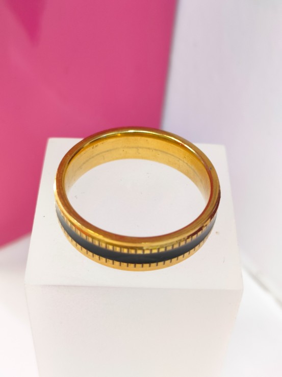 7-9-75767-1-Anillo acero dorado con linea negra fina y cuadros T24