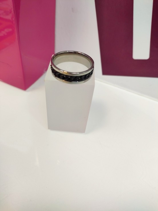 7-9-75757-1-Anillo acero plateado con linea negra gruesa cadena T29