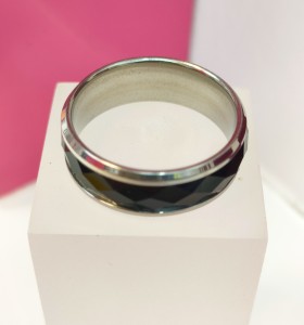 7-9-75754-1-Anillo acero plateado con linea negra gruesa relieve T24