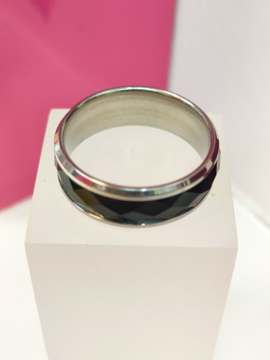 7-9-75754-1-Anillo acero plateado con linea negra gruesa relieve T24