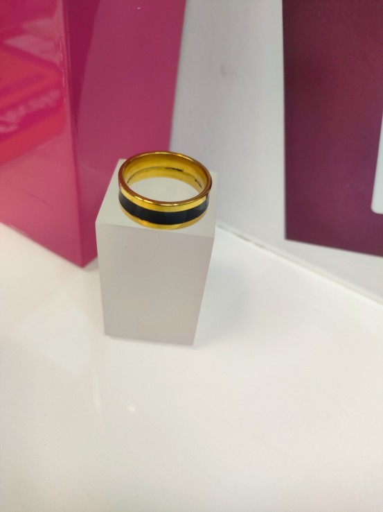 7-9-75727-1-Anillo acero dorado con linea gruesa negra T24