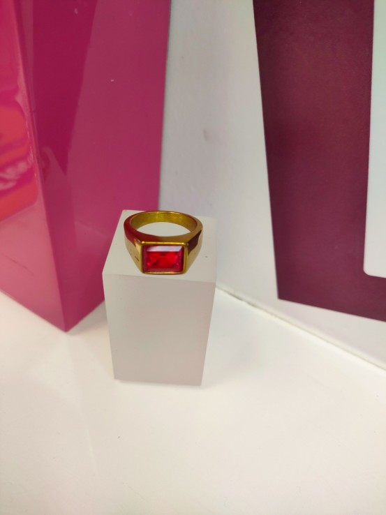 7-9-75667-1-Anillo acero dorado con piedra roja cuadrada T17