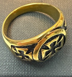7-9-75572-1-Anillo acero dorado con tres cruces de hierro T32