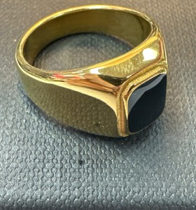7-9-75530-1-Anillo acero dorado con piedra negra cuadrada T15