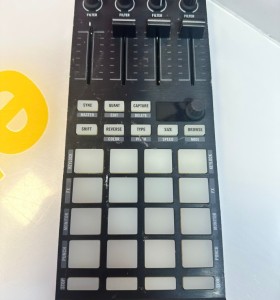 9-9-76079-1-Controlador Traktor Kontrol F1