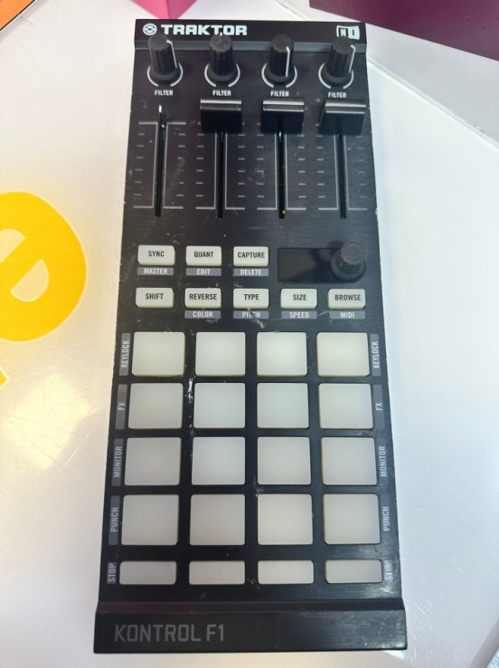 9-9-76079-1-Controlador Traktor Kontrol F1