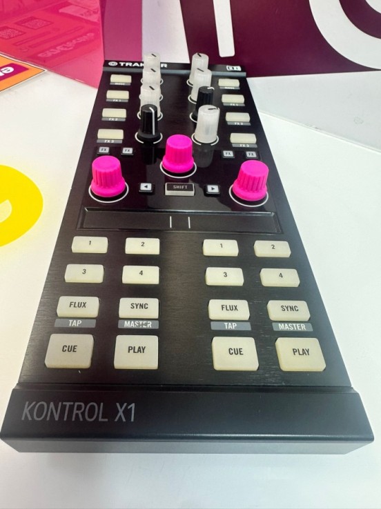 9-9-76081-3-Controlador Traktor Kontrol X1