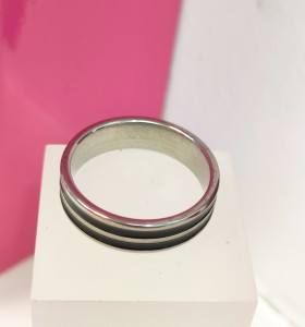 1-9-75828-1-Anillo acero plateado con lineas negras T21