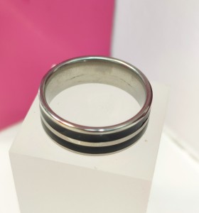 1-9-75827-1-Anillo acero plateado con lineas negras T24