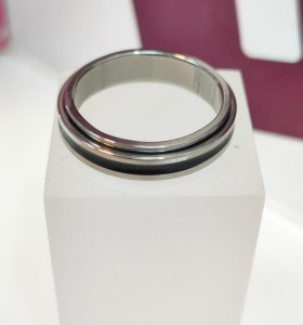 1-9-75797-1-Anillo acero plateado con rueda linea negra T26