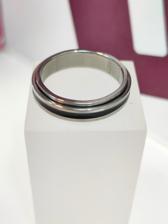 1-9-75797-1-Anillo acero plateado con rueda linea negra T26