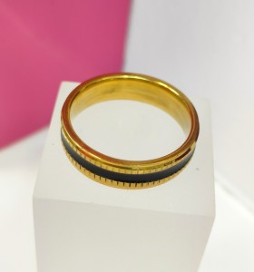 1-9-75765-1-Anillo acero dorado con linea negra fina y cuadros T24
