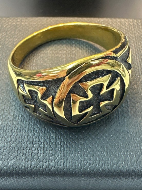 1-9-75573-1-Anillo acero dorado con tres cruces de hierro T32