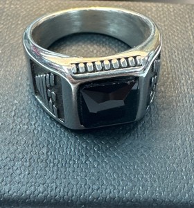 1-9-75532-1-Anillo acero plateado con piedra negra cuadrada T17