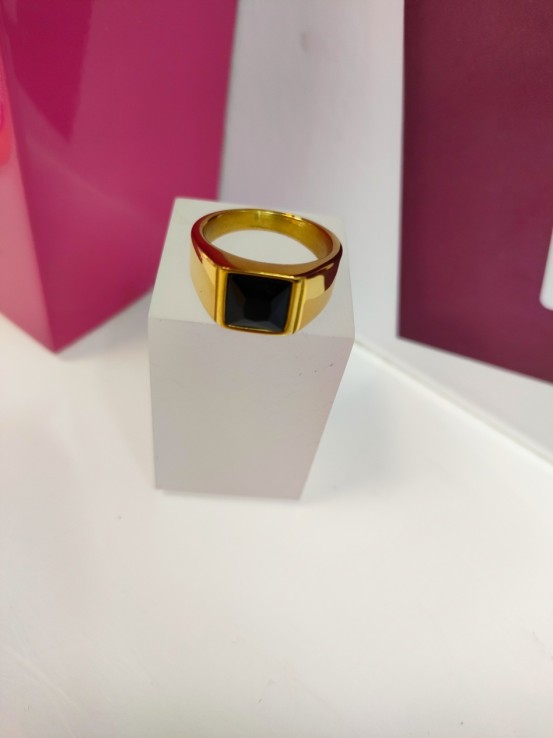1-9-75527-1-Anillo acero dorado con piedra negra cuadrada T16