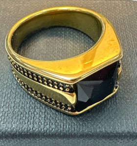 1-9-75520-1-Anillo acero dorado con piedra negra cuadrada T23