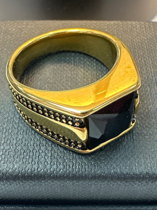 1-9-75520-1-Anillo acero dorado con piedra negra cuadrada T23