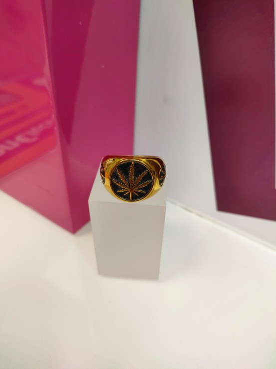 1-9-75509-1-Anillo acero dorado con hoja en negro T22