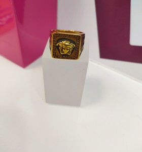 8-9-75557-1-Anillo acero dorado con negro con simbolo de versace T24