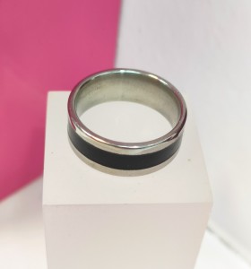 8-9-75842-1-Anillo acero plateado con linea negra T18
