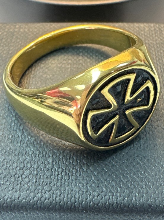 8-9-75574-1-Anillo acero dorado con cruz de hierro T29