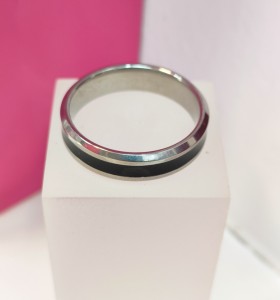 8-9-75844-1-Anillo acero plateado con linea negra T26