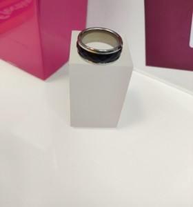 8-9-75755-1-Anillo acero plateado con linea negra gruesa relieve T16