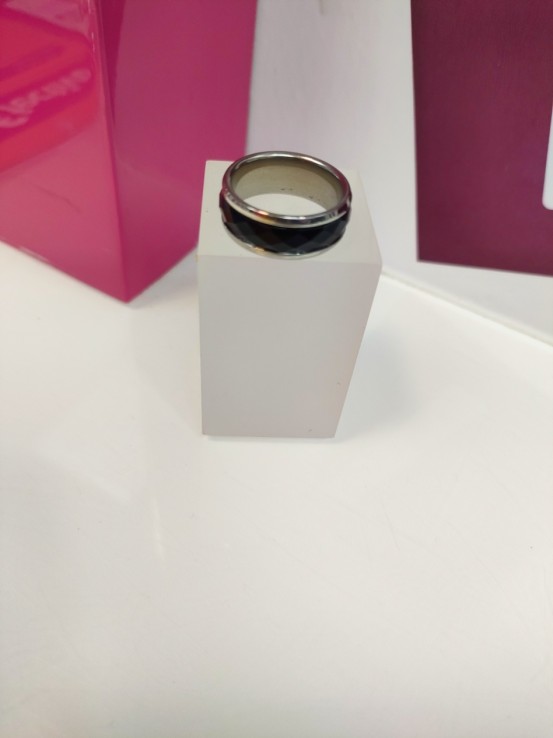 8-9-75755-1-Anillo acero plateado con linea negra gruesa relieve T16