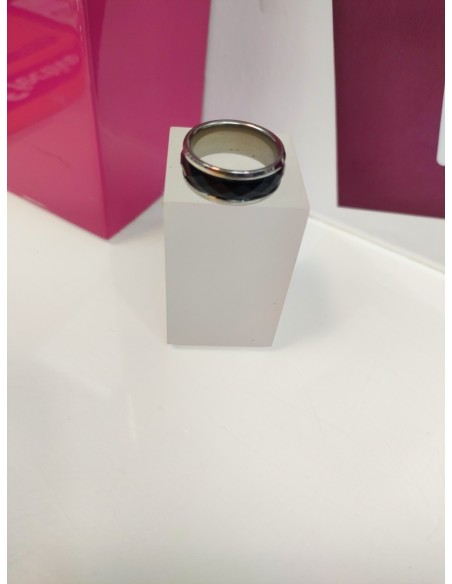 8-9-75755-1-Anillo acero plateado con linea negra gruesa relieve T16