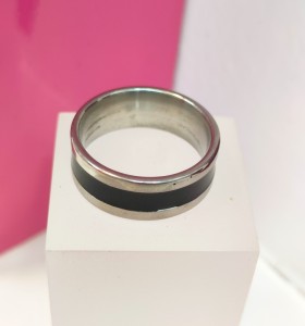 8-9-75759-1-Anillo acero plateado con linea negra gruesa T18