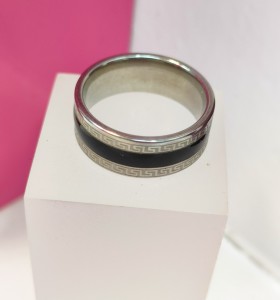 8-9-75843-1-Anillo acero plateado con linea negra y diseño de greca T18