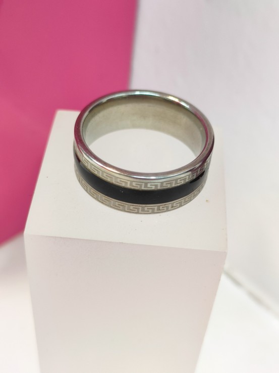 8-9-75843-1-Anillo acero plateado con linea negra y diseño de greca T18
