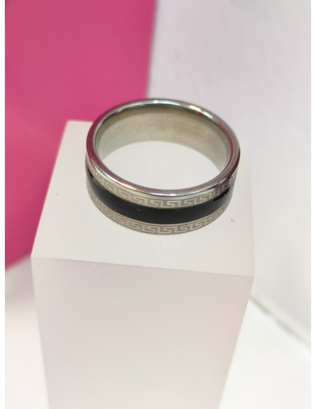 8-9-75843-1-Anillo acero plateado con linea negra y diseño de greca T18