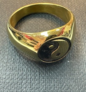 8-9-75582-1-Anillo acero dorado con simbolo de yin y yang T15