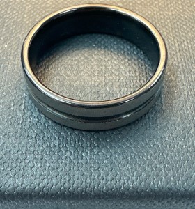 8-9-75724-1-Anillo acero plateado con linea negra T21