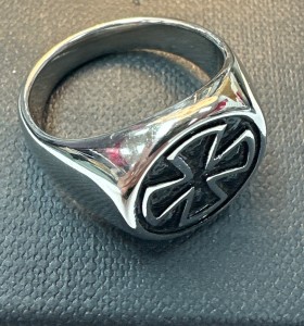 8-9-75645-1-Anillo acero plateado con cruz de hierro T20