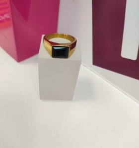 8-9-75525-1-Anillo acero dorado con piedra negra cuadrada T21