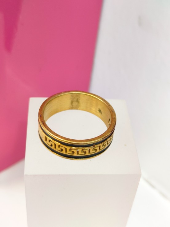 8-9-75826-1-Anillo acero dorado con lineas negras y diseño de greca T17