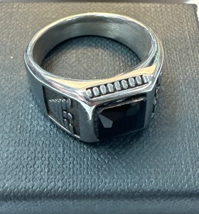 8-9-75534-1-Anillo acero plateado con piedra negra cuadrada T22
