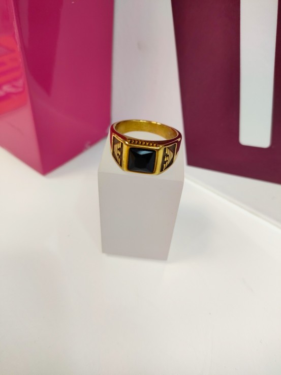 8-9-75529-1-Anillo acero dorado con piedra negra cuadrada T27