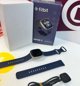 9-9-76329-1-Smartwatch Fitbit Versa 3 gps