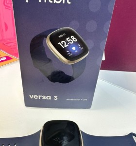 9-9-76329-1-Smartwatch Fitbit Versa 3 gps 2