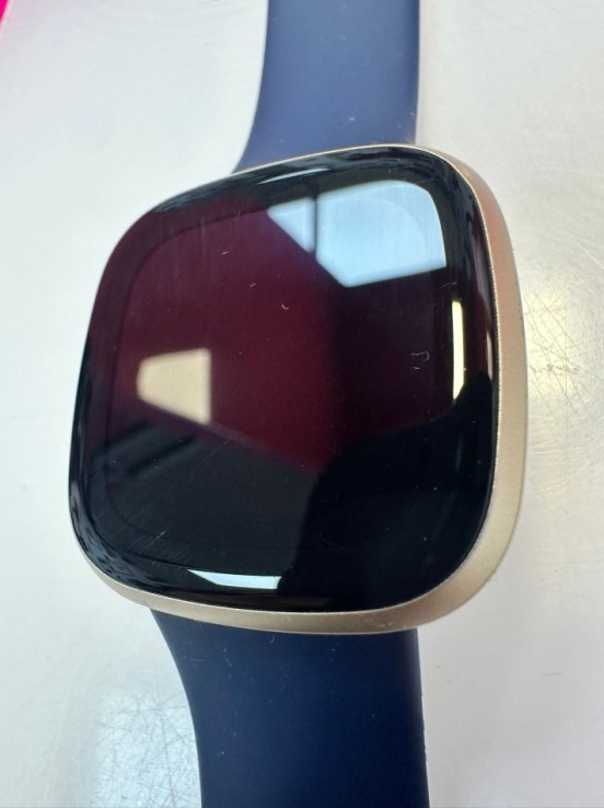 9-9-76329-4-Smartwatch Fitbit Versa 3 gps