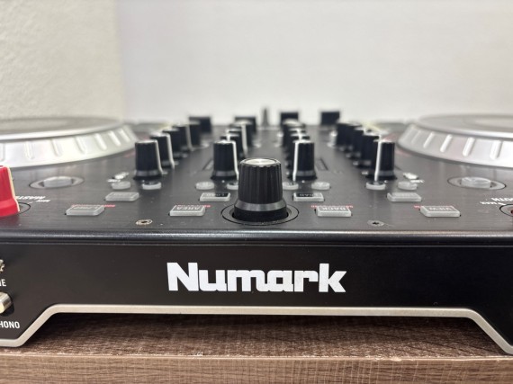 1-1-270278-7-Mesa DJ Maleta Serato Numark NS6 II