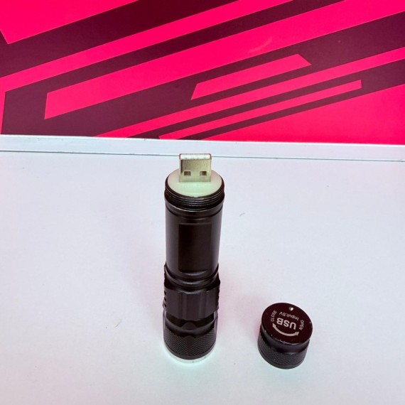 8-8-76690-5-Linterna USB